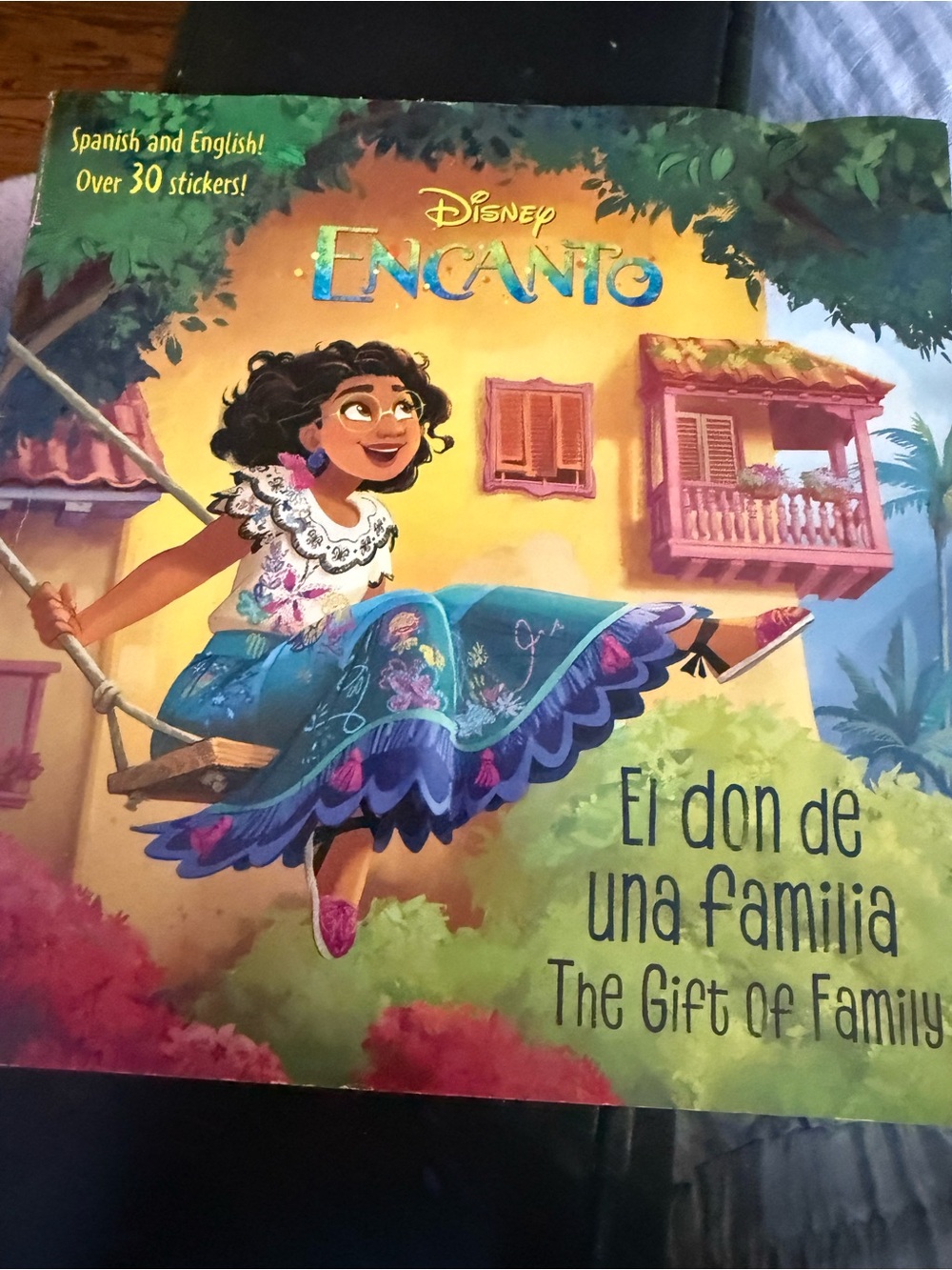 Disney Encanto "El don de una familia" Illustrated Book - Colorful Cover